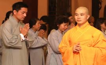 Phật tử vào Chùa nên mặc quần áo như thế nào?
